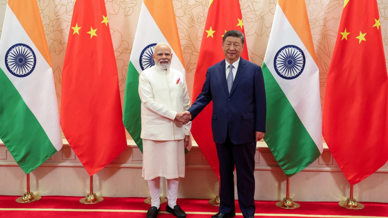 Il primo ministro indiano Narendra Modi con Xi Jinping al vertice di Tianjin della Shanghai Cooperation Organisation, 31 Agosto 2025 (foto India's Press Information Bureau via REUTERS).