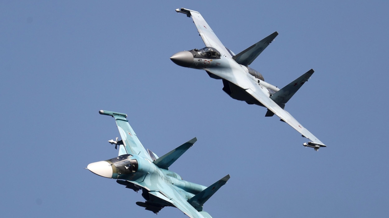 Il caccia sovietico/russo Sukhoi Su 35 insieme all' Su 34 (foto archivio EPA/MAXIM SHIPENKOV via Ansa).