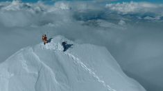 Il primo uomo a scalare e scendere dall’Everest con gli sci senza ossigeno
