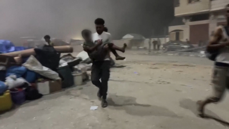 Bambino in lacrime soccorso vicino all’ospedale Al Quds dopo raid israeliano su Gaza