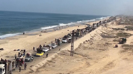 I palestinesi sfollati si dirigono verso sud dopo l’attacco a Gaza City