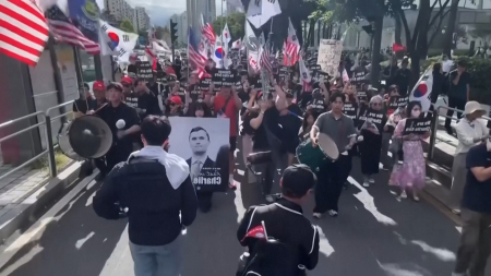 Studenti sudcoreani marciano in memoria di Charlie Kirk