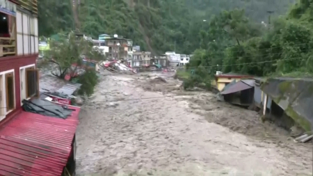 Nubifragio in India nell’Uttarakhand, strade come fiumi