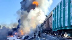 Treno merci russo in fiamme in dopo incidente con un camion