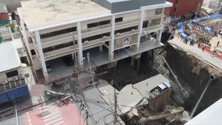 Enorme voragine a Bangkok