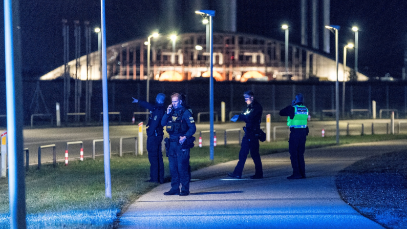 Agenti di polizia camminano dopo che tutto il traffico all'aeroporto di Copenaghen è stato bloccato a causa di segnalazioni di droni. Copenaghen, Danimarca, 22 settembre 2025. (foto Ritzau Scanpix/Steven Knap via REUTERS)