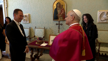 Nuovo ambasciatore Usa presenta credenziali e torta a Papa Leone