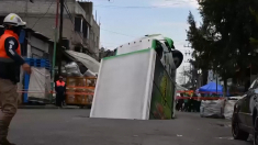 Camion di bibite inghiottito da una voragine a Città del Messico