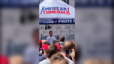 Il momento in cui Charlie Kirk viene ucciso sul palco