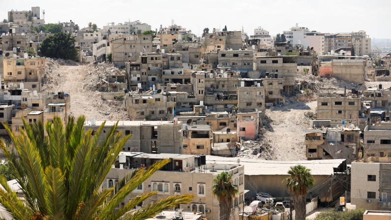 Una vista generale del campo di Tulkarm, con le nuove strade fatte da Israele dopo la demolizione delle case palestinesi, in Cisgiordania, luglio 2025 ( foto REUTERS/Raneen Sawafta).