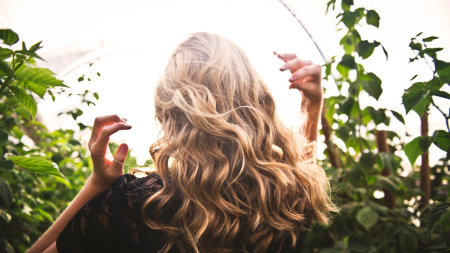 Alternative naturali ai farmaci contro la caduta dei capelli