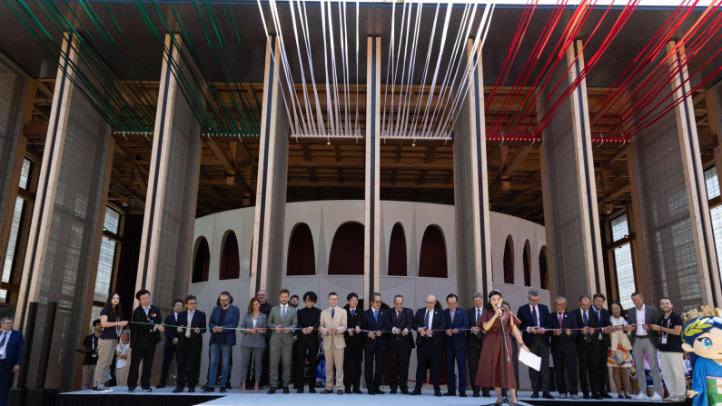 La cerimonia di taglio del nastro che ha dato ufficialmente il via alla Settimana dell’Italia a Expo 2025 Osaka. Immagine di Agenzia Nova