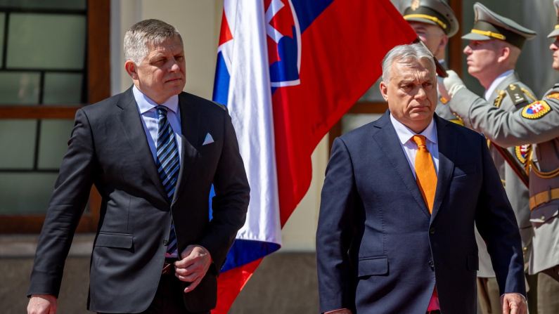 Il primo ministro slovacco Robert Fico (a sinistra) e il primo ministro ungherese Viktor Orban (a destra) ispezionano una guardia d'onore prima del loro incontro a Bratislava, Slovacchia, il 28 aprile 2025 (EPA/MARTIN DIVISEK via Ansa).