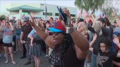 Arizona, folla in lutto rende omaggio a Charlie Kirk