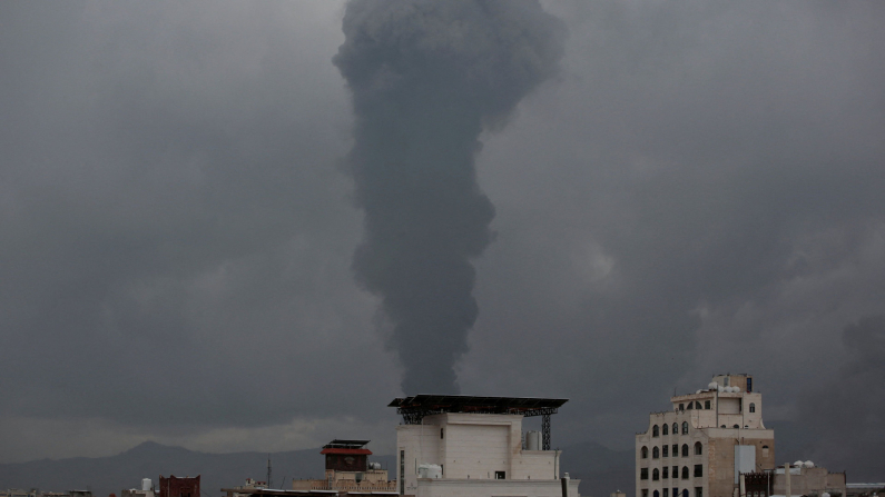 Attacchi aerei israeliani a Sanaa, Yemen, 24 agosto 2025. Foto: REUTERS/Stringer