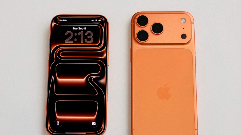 Gli iPhone 17 Pro all'evento Apple "Steve Jobs Theater" di Cupertino, California, USA, il 9 settembre 2025. Foto: REUTERS/Manuel Orbegozo/File Photo