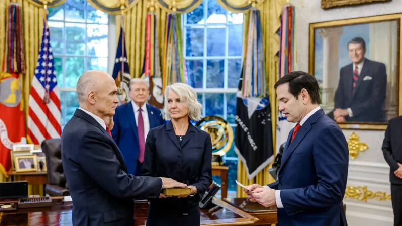 Andrew Puzder presta giuramento al ministro degli Esteri Marco Rubio sulla Bibbia, tenuta dalla moglie, nello Studio Ovale. Il presidente Trump sullo sfondo (foto: Casa Bianca). 