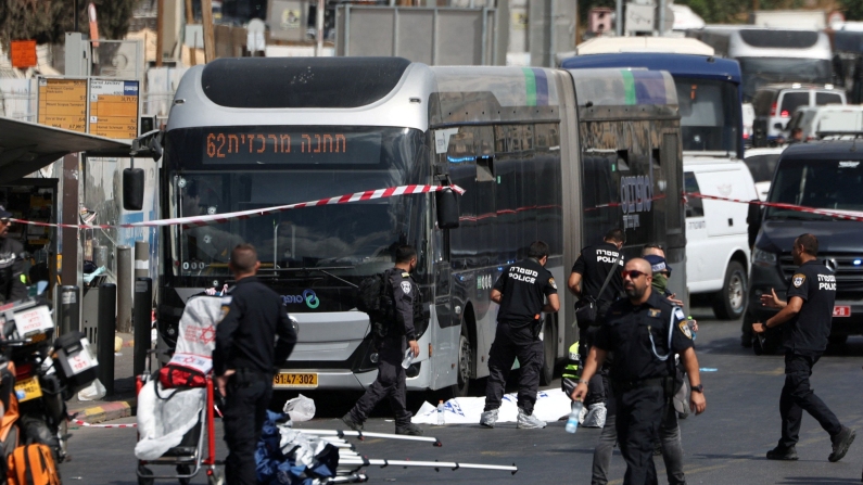 Agenti di polizia israeliani  sulla scena dell'attentato a Gerusalemme, 8 settembre 2025. Foto: REUTERS/Ronen Zvulun