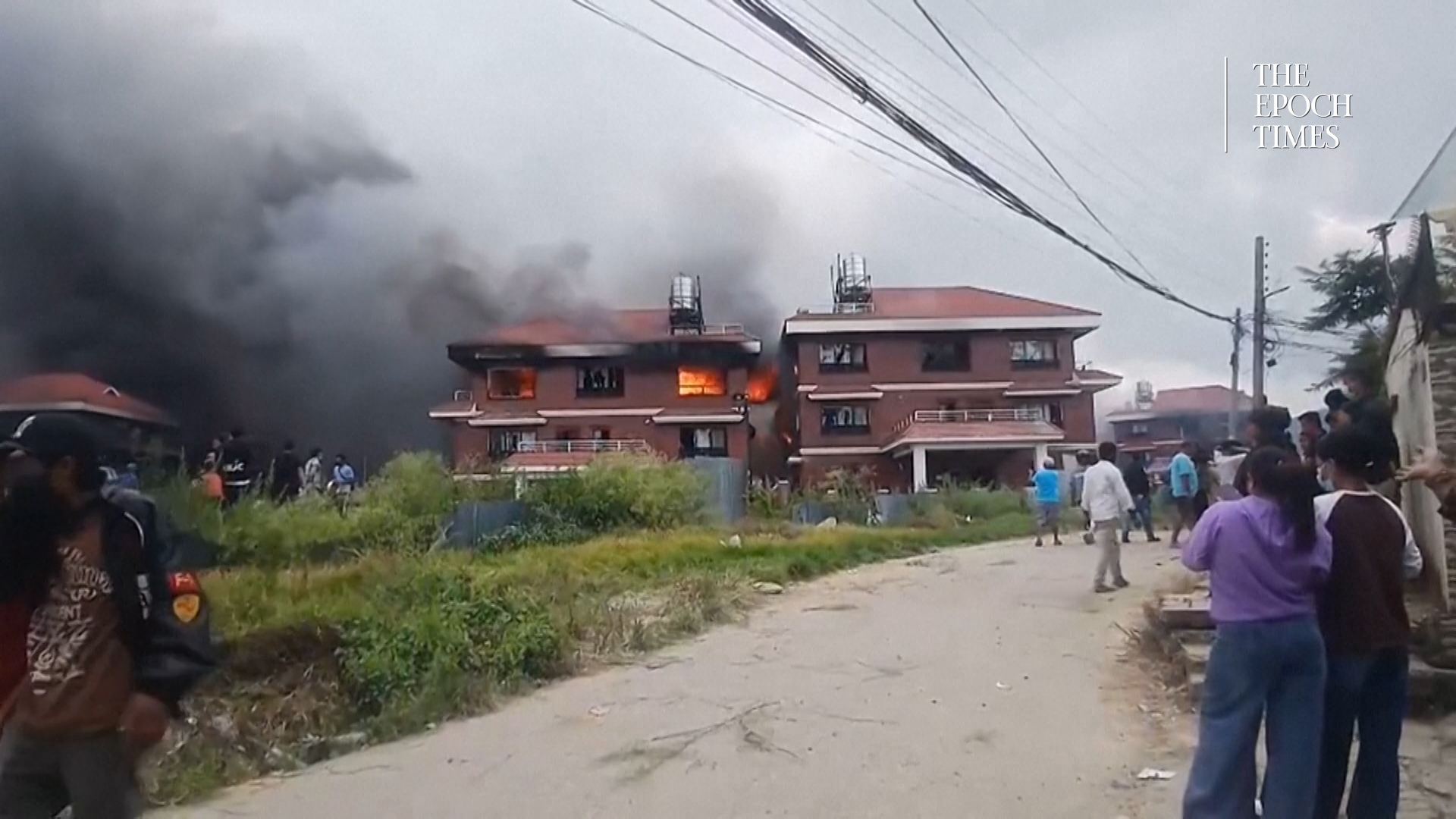 Incendi agli alloggi dei ministri durante le proteste anti-corruzione in Nepal