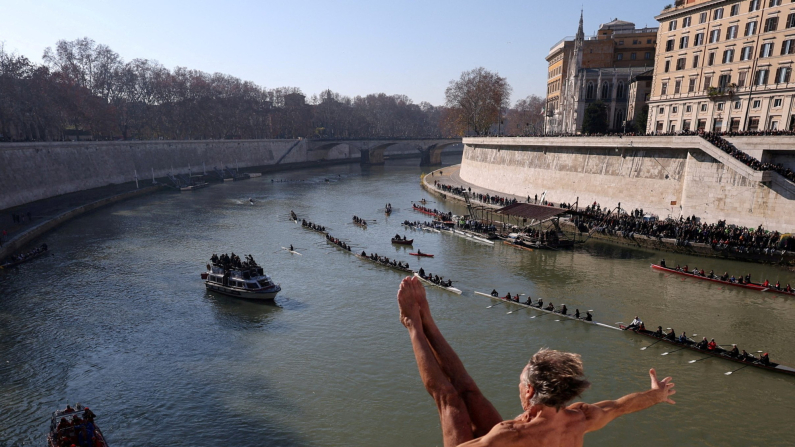 Marco Fois si tuffa nel fiume Tevere dal ponte Cavour, come parte dei tradizionali festeggiamenti di Capodanno, a Roma, Italia, 1° gennaio 2025. REUTERS/Claudia Greco/File Photo