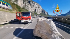 Masso in strada a Lecco Bloccata la vicina linea ferroviaria