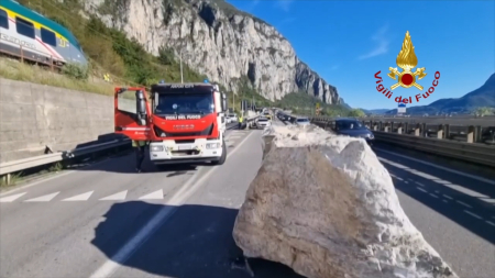 Masso in strada a Lecco Bloccata la vicina linea ferroviaria