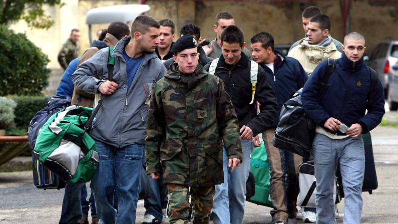 Firenze 9 dicembre 2004, l'ultimo "scaglione" della leva obbligatoria italiana entra, accompagnato dal caporale, nella caserma Car del reggimento reclute  Lupi di Toscana (foto Ansa, Carlo Ferraro).