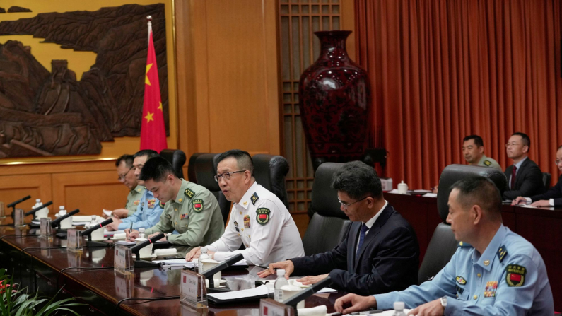 Il ministro della Difesa cinese Dong Jun parla con il deputato Adam Smith presso il Ministero della Difesa a Pechino, Cina, 22 settembre 2025. Foto: Mahesh Kumar A./Pool via REUTERS