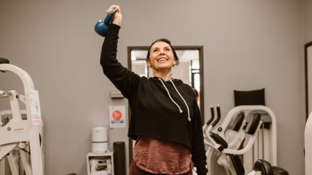 Cinque esercizi con un solo peso per rafforzare la muscolatura del corpo