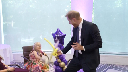 Harry “sfida a duello” una piccola fan alla cerimonia dei WellChild Awards