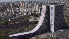 Brasiliano batte il Guinness dei primati scendendo in skateboard da un edificio di 22 piani