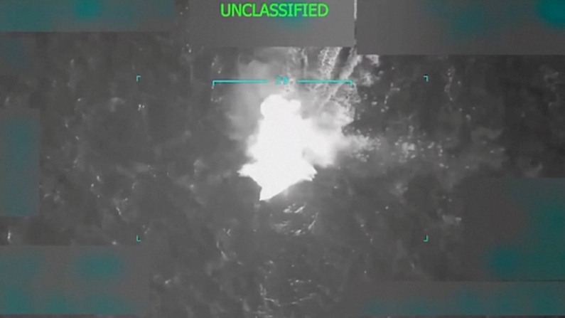 Immagine fissa ottenuta da un video pubblicato dal presidente degli Stati Uniti Donald Trump su Truth Social e diffusa il 2 settembre 2025, che mostra l'imbarcazione
incriminata (DONALD TRUMP TRAMITE TRUTH SOCIAL/Handout via REUTERS).