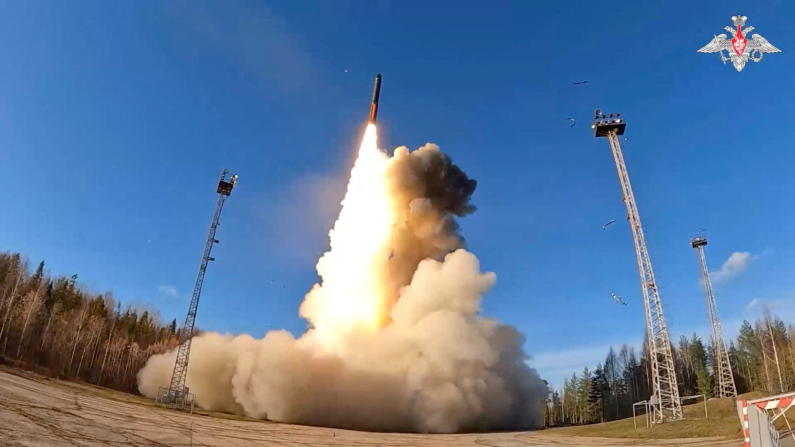 Il missile balistico intercontinentale Yars lanciato dal cosmodromo di Plesetsk durante un'esercitazione militare nella regione di Arkhangelsk, Russia. Ministero della Difesa russo /Distribuzione tramite REUTERS