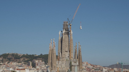 La Sagrada Familia diventa la chiesa più alta del mondo, la torre di Gaudí raggiunge i 172,5 metri
