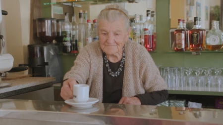 A cento anni continua a servire caffè