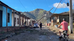 I cubani contano i danni e ripuliscono le strade dopo l’uragano Melissa