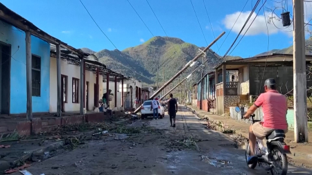 I cubani contano i danni e ripuliscono le strade dopo l’uragano Melissa