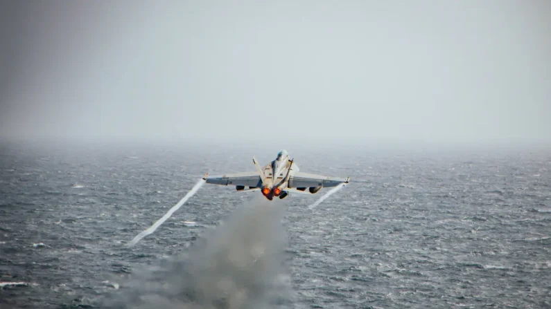 FA-18F-Super-Hornet decolla dalla portaerei Nimitz (Official U.S. Navy photo)
