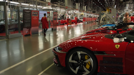 Ferrari svela la prima auto elettrica del marchio con 310 km/h e 530 km di autonomia