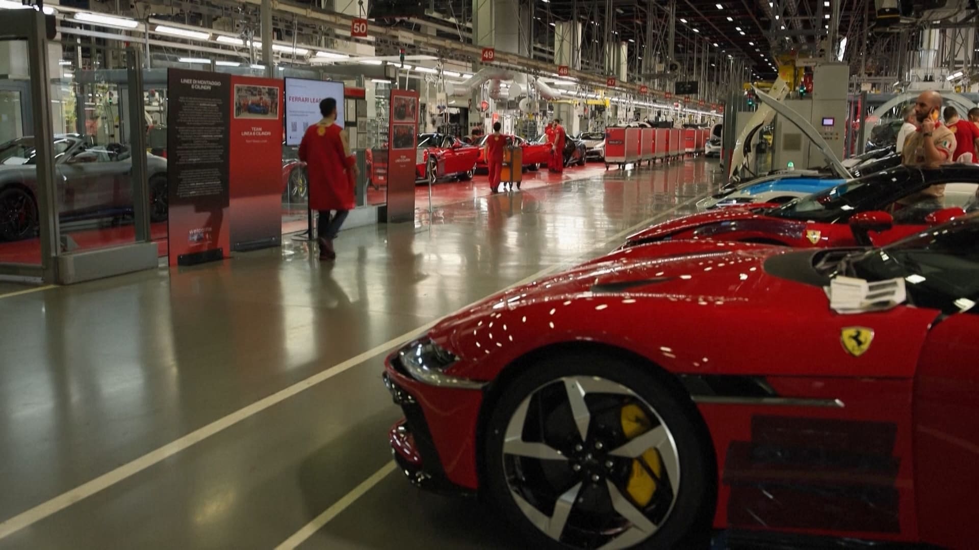 Ferrari svela la prima auto elettrica del marchio con 310 km/h e 530 km di autonomia