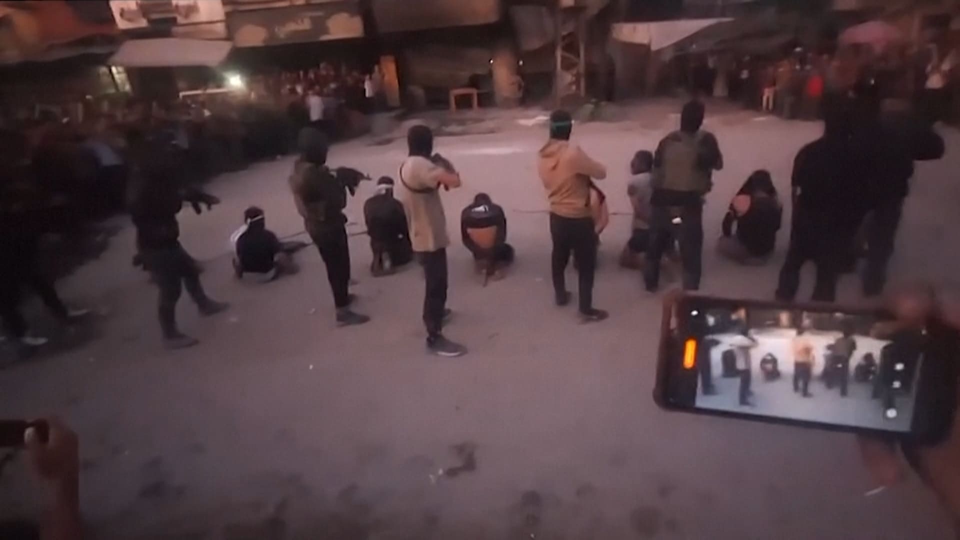 Miliziani di Hamas uccidono a sangue freddo dei presunti collaboratori di Israele