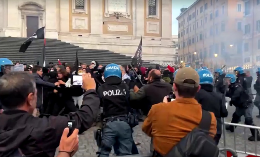 Scontri tra polizia e frange di violenti al corteo pro Pal a Roma