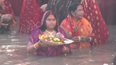 L’India celebra il Dio Sole: migliaia di fedeli per bagni rituali e preghiere all’alba