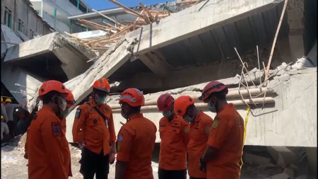 Numerosi i feriti tra le macerie dopo il crollo di una scuola in Indonesia
