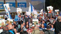 Israele: migliaia di persone riunite in Piazza degli Ostaggi per pregare e ringraziare