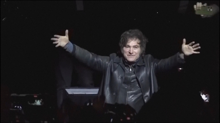 Presidente argentino trasforma la presentazione di un libro in un concerto rock