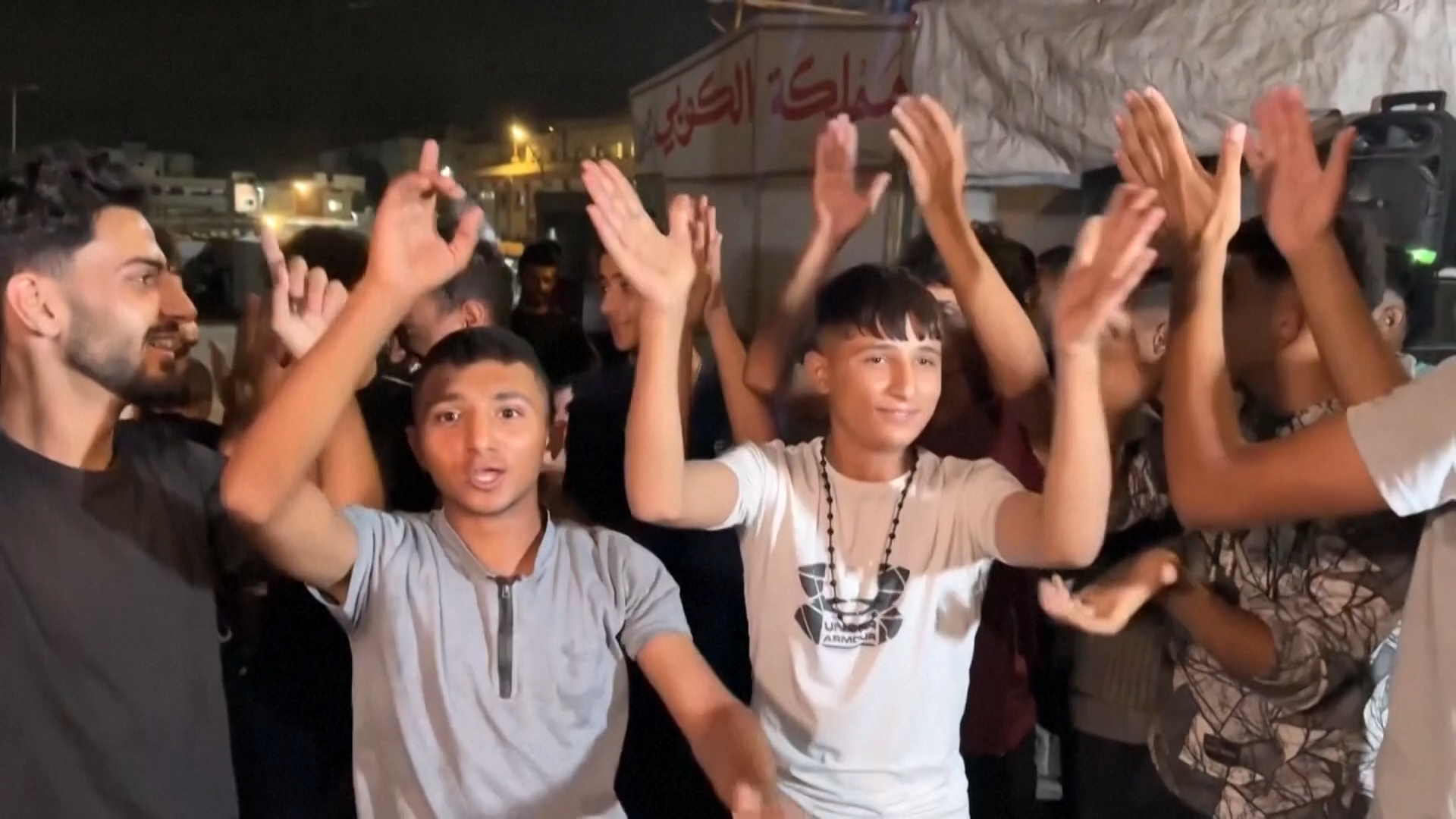 «Momento storico»: Palestinesi a Khan Younis festeggiano l’annuncio dell’accordo su Gaza