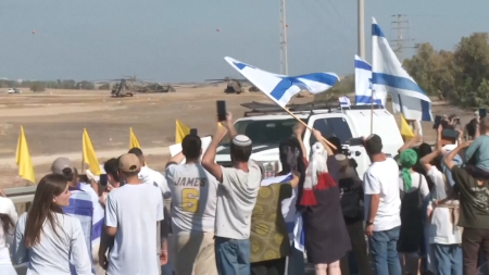 Applausi e bandiere a Reim per il convoglio con gli ostaggi israeliani liberati
