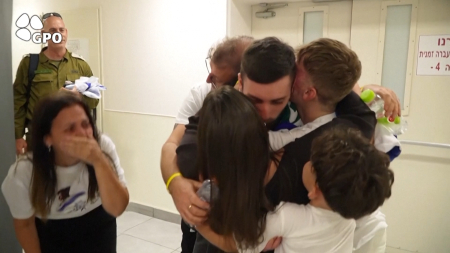 Gli ostaggi israeliani liberati si riuniscono con le loro famiglie