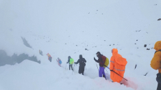 Escursionisti bloccati da una bufera di neve nei pressi dell’Everest